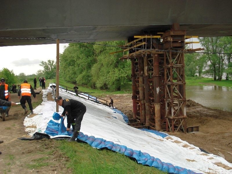 Powódź 2014 - budowa mostu w Solcu nad Wisłą
