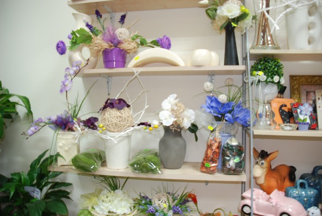 Ozdoby do domuNajmodniejsze dekoracje domowe można kupić w kwiaciarniach.