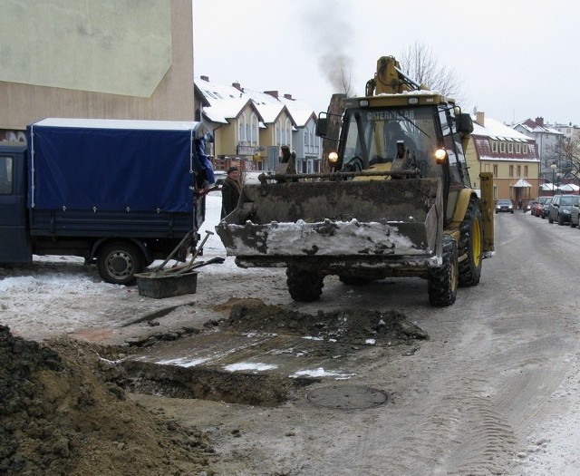 Naprawa kanalizacji na ulicy Wybickiego w Miastku. 