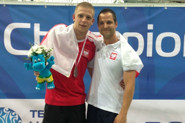 Kacper Lesiak ze sowim trenerem Andrzejem Kozdrańskim na podium po zdobyciu srebrnego medalu ME w skokach z 3-metrowej trampoliny.