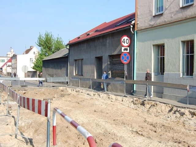 Ulicą Paderewskiego w Szubinie nie przejedziesz. Jest zamknięta dla ruchu. Tak będzie do 27 maja.