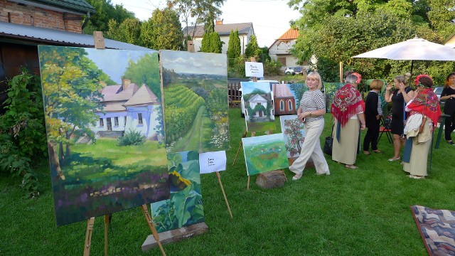 Malarki z całej Polski przyjechały do Andruszkowic koło Samborca i malowały w Ogrodzie Inspiracji z Anną Przybysz. Powstały piękne obrazy.