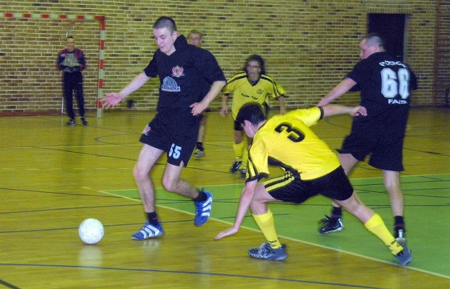 W meczu drugoligowych drużyn Pogoń Fans (czarne stroje) i Bulk Cargo (żółte) lepszymi o trzy bramki okazali się fani Pogoni. Wynik meczu 6:3. 