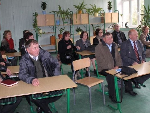 Urzędnicy z gminy Secemin odwiedzają gminy, które skutecznie zreformowały oświatę na swoim terenie. Ostatnio byli w niepublicznej szkole w Zalesicach, w powiecie częstochowskim.
