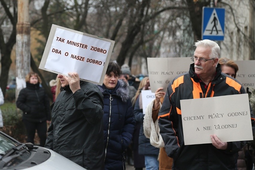 Pracownicy i sędziowie wrocławskich sądów protestowali na ulicy (ZDJĘCIA)