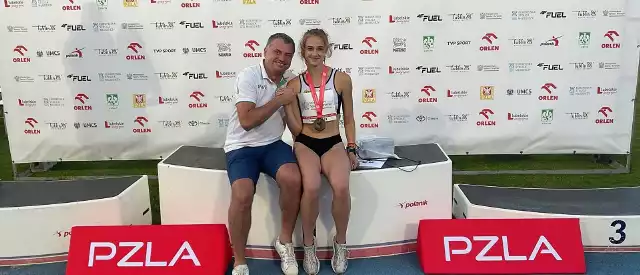 Julia Adamczyk z Optimy Radom złotą medalistką mistrzostw Polski do lat 20. Na zdjęciu ze swoim trenerem Arturem Błasińśkim.