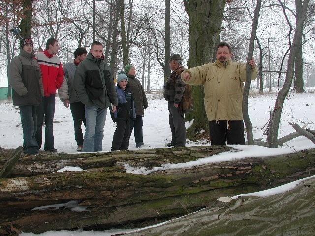 - Drzewo pozyskane z parku potrafilibyśmy zagospodarować z korzyścią dla całej wioski - mówi Ryszard Miczulis (na pierwszym planie).