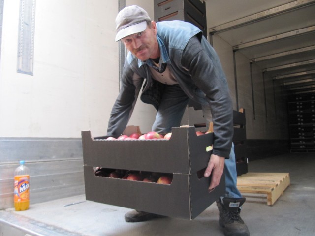 Transport ponad 20 ton jabłek dotarł w czwartek do koszalińskiej siedziby Polskiego Czerwonego Krzyża. 