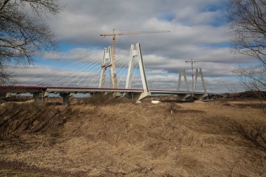 Most w ciągu drogi ekspresowej S7 w Krakowie to w...