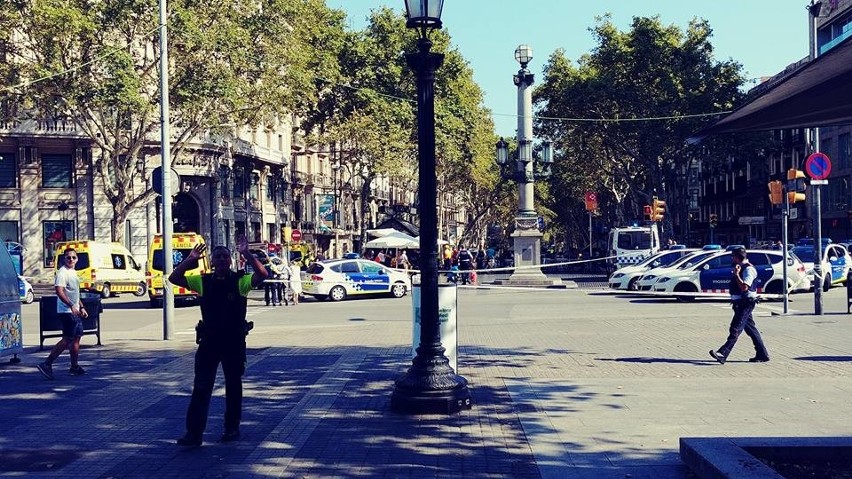 W centrum Barcelony furgonetka wjechała w tłum ludzi. Kilka...
