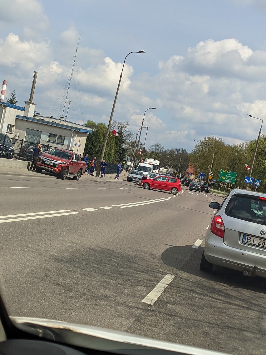 Wypadek na skrzyżowaniu ulic Poleskiej i Włókienniczej. Kobieta trafiła do szpitala po zderzeniu mitshubishi z volkswagenem [ZDJĘCIA]