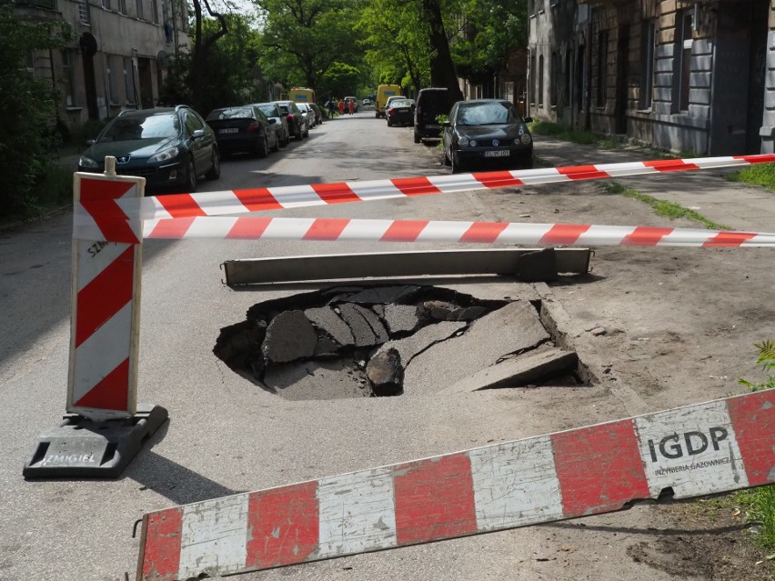 Zapadła się jezdnia ulicy Praskiej w dzielnicy Górna w...