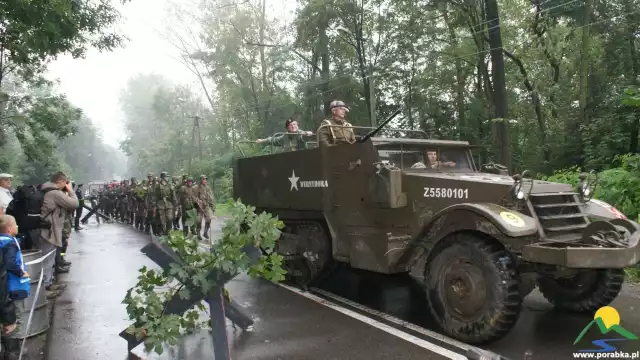 Rekonstruktorzy dysponowali pojazdami, wyposażeniem i umundurowaniem zgodnym z historycznymi realiami.