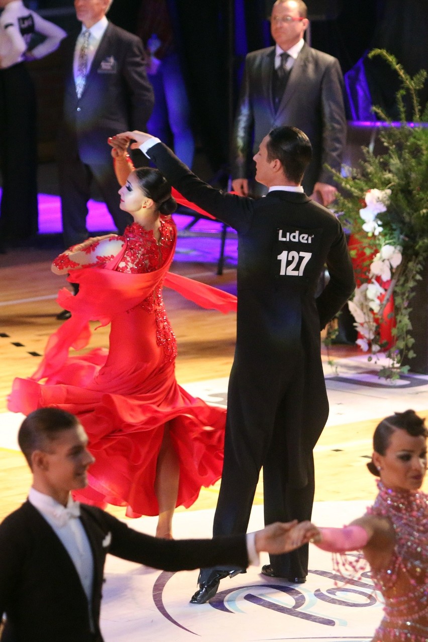 Mistrzostwa Polskiego Towarzystwa Tanecznego w Lublinie. Tango, walc, quickstep w hali MOSiR (ZDJĘCIA)