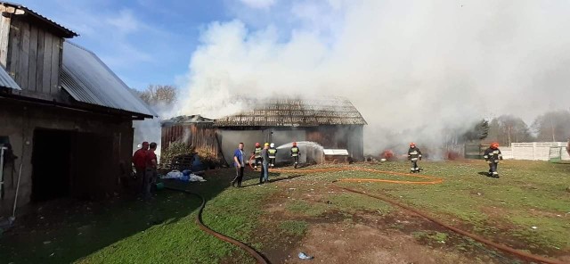 Strażacy gasili pożar stodoły w Bujaku.