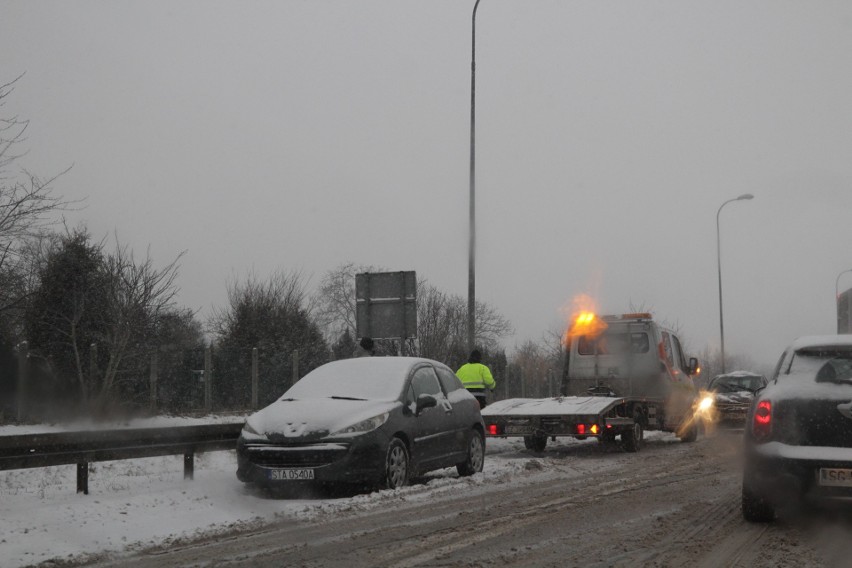Atak zimy na Śląsku. Fatalne warunki na drogach