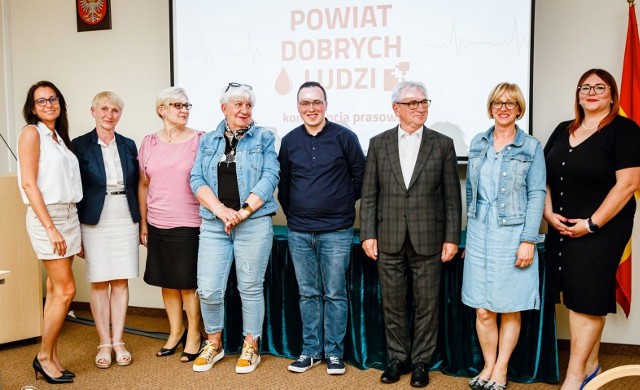 Starosta toruński Marek Olszewski i społecznicy, organizatorzy akcji krwiodawstwa w gminach