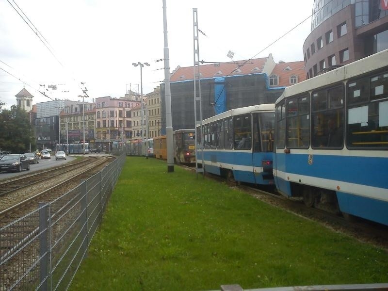 Wrocław: Uszkodzone torowisko na Piłsudskiego. Tramwaje jeździły objazdami (ZDJĘCIA)