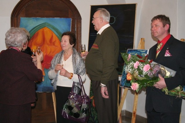 Mariusz Reszczyński (z prawej) został milo przyjęty przez chełmnian, którzy przyszli na wernisaż obejrzeć jego prace
