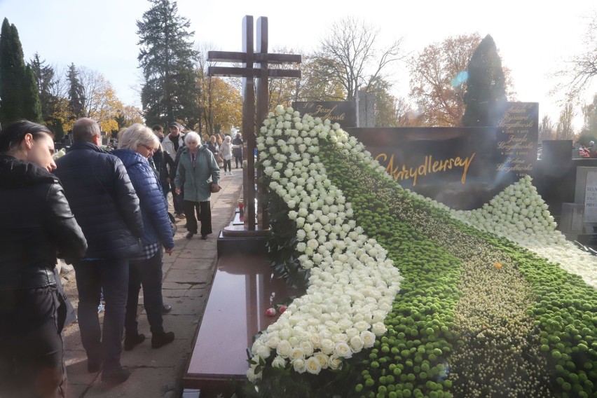 Grób Heleny Skrzydlewskiej na cmentarzu Zarzew. Zobacz jak został udekorowany na Wszystkich Świętych