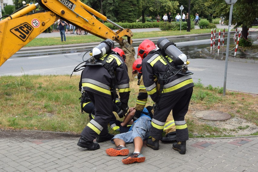 Tarnobrzeg. Koparka uszkodziła rury sieci gazowej i wodociągowej. Na szczęście to były tylko ćwiczenia (ZDJĘCIA)