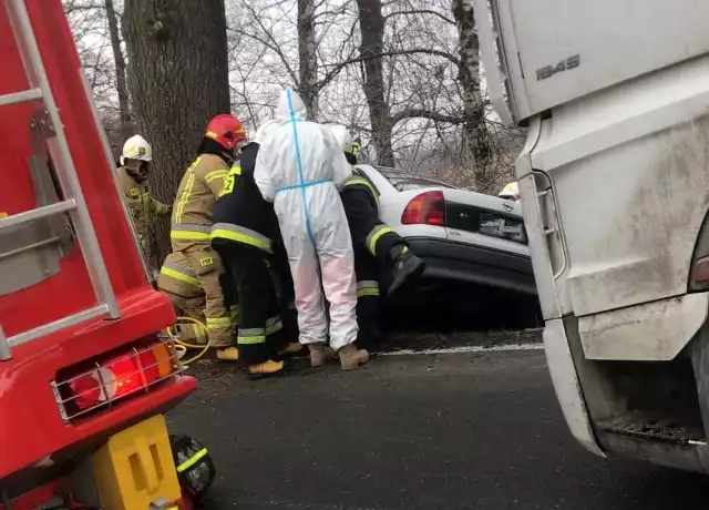 Gierałtowice. Samochód osobowy uderzył w drzewo. Kierowca został zakleszczony w pojeździe