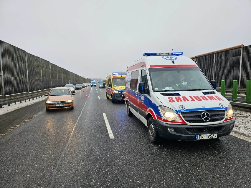 Wypadek na drodze krajowej numer 74 między Kielcami a Cedzyną. Mogą być utrudnienia