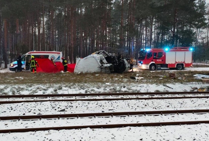 Na przejeździe kolejowym między Stobem a Białą w okolicach...