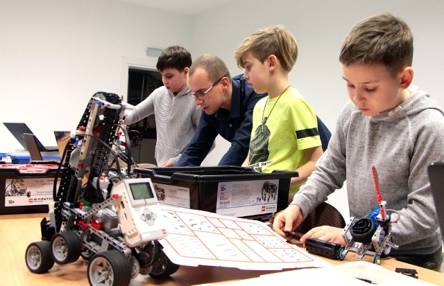 Podczas warsztatów młodzi konstruktorzy budowali roboty z zestawów Lego  oraz wprawiali je w ruch. Młodzi konstruktorzy doskonale radzili sobie z zadaniem.