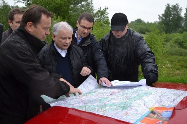 Prezes Prawa i Sprawiedliwości Jarosław Kaczyński zamiast do Łodzi w czwartek przyjechał do Wrzaw. Marszałek Władysław Ortyl (pierwszy od lewej) pokazał na mapie prezesowi PiS miejsce, w którym dokładnie się znajdują.