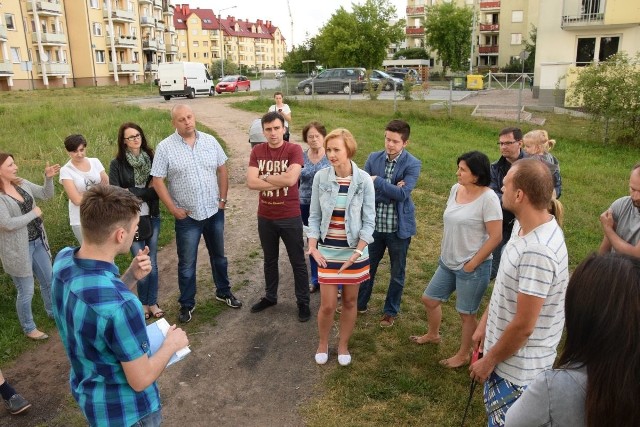 Mieszkający przy ulicy Raciborskiego i w jej sąsiedztwie obawiają się, że miasto wybuduje drogę bardzo blisko bloków, w których mieszkają. - Nie chcemy mieć szosy pod oknami - podkreślają.