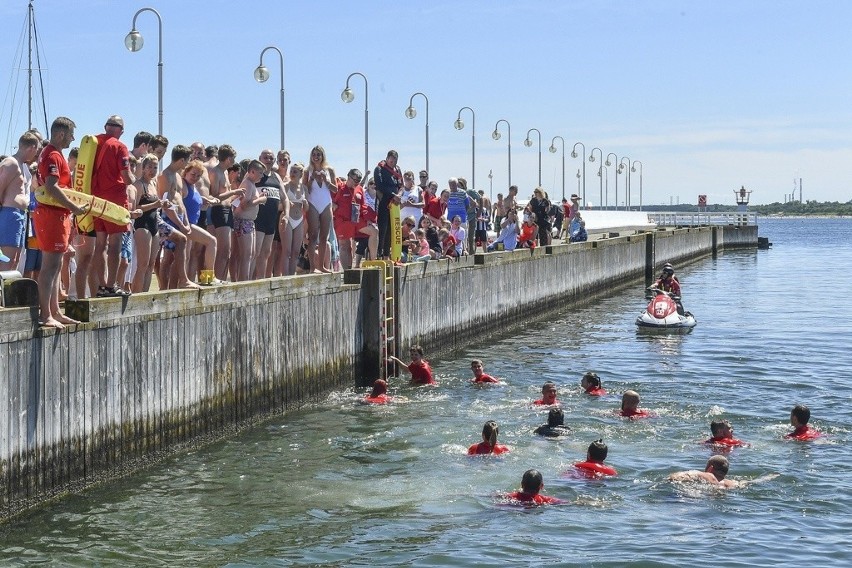 Kolejny rekordowy, charytatywny "Skok z mola do morza" w Sopocie. W akcji wzięło udział 201 osób [zdjęcia]
