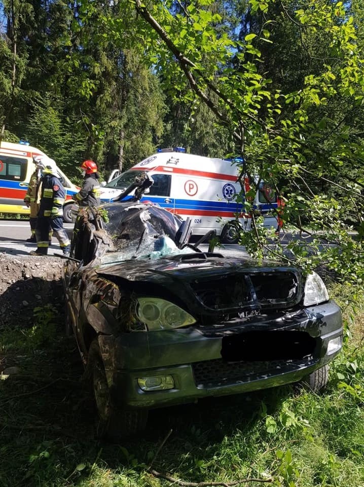 Wypadek w Szczawie. Osobówka uderzyła w drzewo. Wezwano LPR