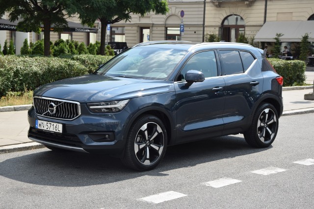 Volvo XC40W naszym teście Volvo XC40 z silnikiem T4 2.0 o mocy 190 KM z 8-biegową, automatyczną skrzynią biegów Geartronic. Mierzy 4.425 m długości, do 100 km/h rozpędza się w 8.4 sekundy i osiąga prędkość maksymalną 210 km/h. W prezentowanej wersji T4 kosztuje od 165 300 zł.Fot. Marcin Rejmer