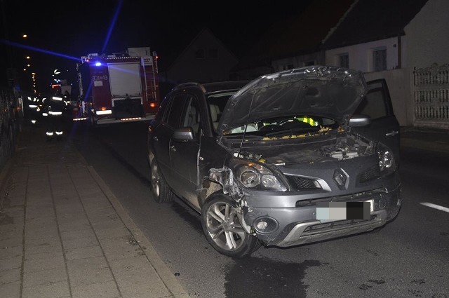 Do wypadku doszło we wtorek wieczorem na ulicy Franciszkańskiej w Koszalinie.  Po godzinie 20 policjant po służbie zauważył dziwnie poruszający się samochód na ulicy Franciszkańskiej. Postanowił zaalarmować o tym fakcie dyżurnego policji. W trakcie rozmowy z dyżurnym podejrzany kierowca  renault koleos gwałtownie ruszył i po kilku metrach uderzył w zaparkowane pojazdy audi oraz renault megane. Patrol policji po przybyciu na miejscu stwierdził, że kierowca renault jest kompletnie pijany. Pierwsze badanie wykazało prawie trzy promile alkoholu, kierowca nie miał również uprawnień. 31-letni mężczyzna został zatrzymany. Akcja policji w Koszalinie: 