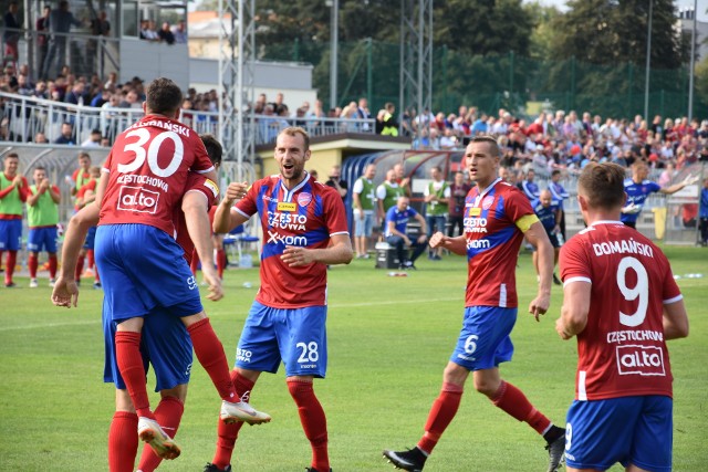 Raków Częstochowa umacnia się na pozycji lidera I ligi i wygrywa seryjnie. Dzisiaj pokonał na swoim stadionie Stomil Olsztyn 2;0, Obie  bramki strzelił Szymon Lewicki.