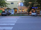 Ul. Narewska, Białystok. Parkowanie na chama przed sklepem Społem [ZDJĘCIA]