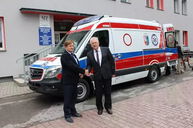 Przekazanie nowoczesnego ambulansu ratunkowego odbyło się w środę, 10 lipca. Od lewej: Zbigniew Młynek, dyrektor zwoleńskiego szpitala i Stefan Bernaciak, starosta zwoleński.