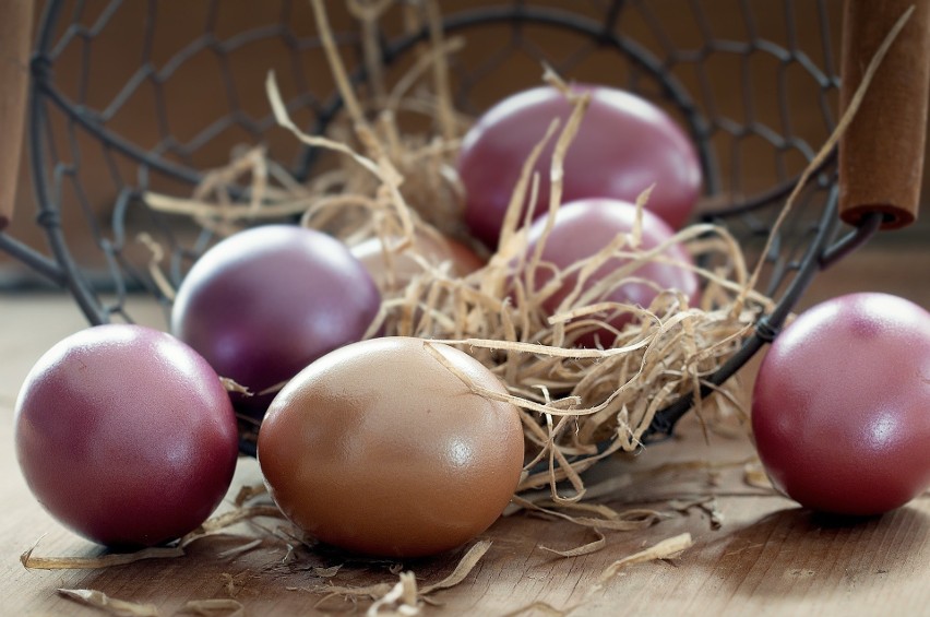 Jaja faebowane w łupinach cebuli