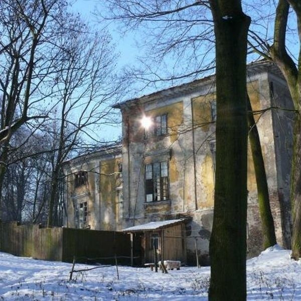 Pałac rody Dembińskich zwany "Nowym dworem&#8221; z miesiąca na miesiąc popada w ruinę a wandale dopełniają dzieła zniszczenia. 