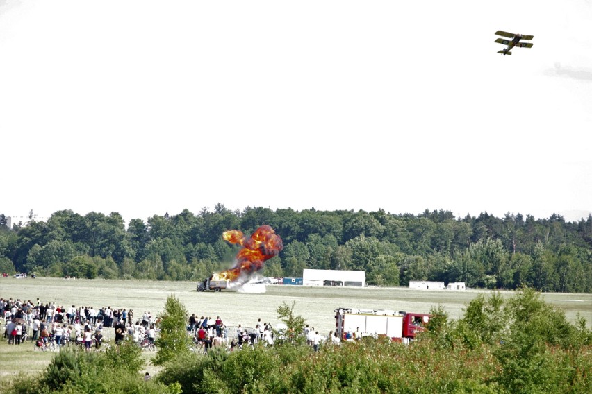 Piknik lotniczy Dni Aeroklubu ROW. Bombowy pokaz na lotnisku...