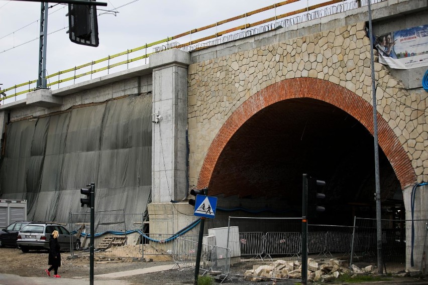 Kraków. Zobacz, jak przebudowują wiadukt kolejowy nad ulicą Grzegórzecką [ZDJĘCIA]