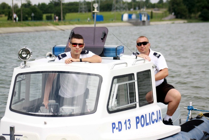 Policjanci patrolują zalew na motorówce, pieszo i na...
