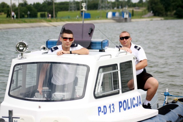 Policjanci patrolują zalew na motorówce, pieszo i na rowerach