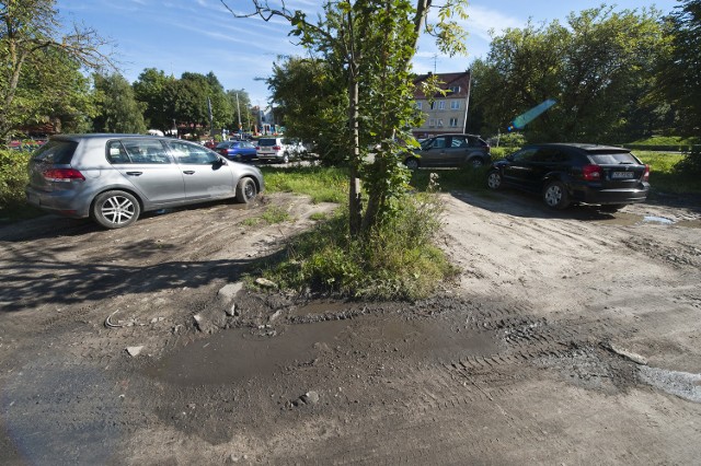 Czytelnik zwraca uwagę na zbyt małą liczbę miejsc parkingowych przy muzeum