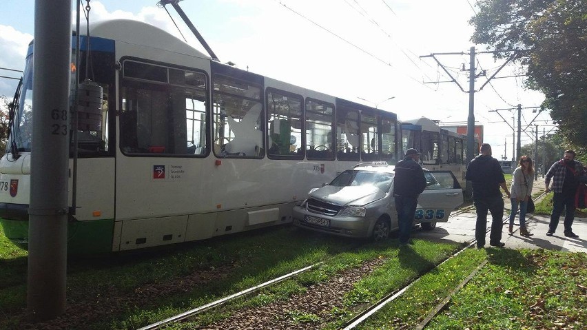 Taksówka uderzyła w tramwaj w centrum Szczecina