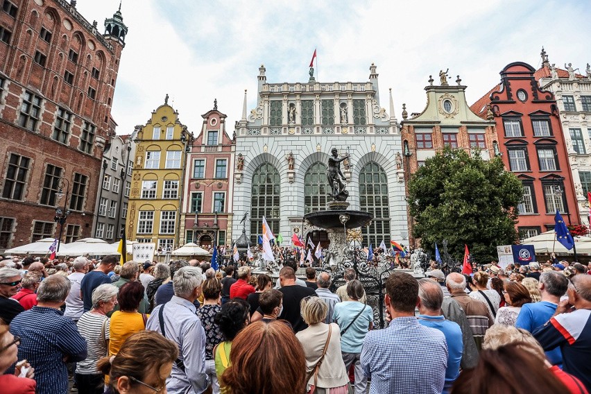 Pół tysiąca ludzi pod Fontanną Neptuna. Protest KOD-u w sprawie lex TVN. Zdjęcia