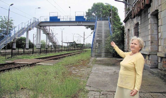 Danuta Szczygieł, mieszkanka os. Dwory w Oświęcimiu pokazuje wyremontowaną kładkę, z której od dwóch lat nikt nie korzysta, bo pociągi nie jeżdżą