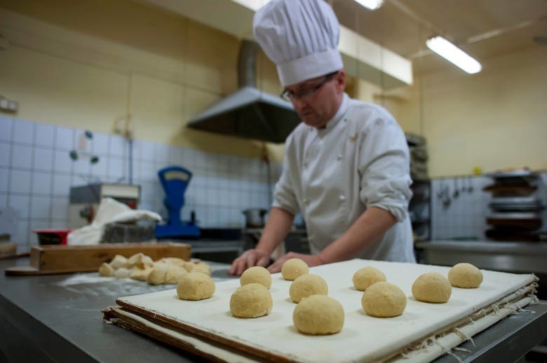 Tłusty Czwartek 2018. Przepisy pączki, faworki - jak zrobić...