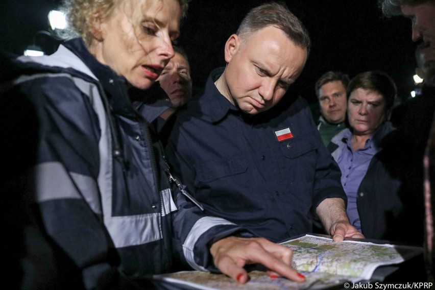 Prezydent Andrzej Duda w rozmowie z dyrektor Małgorzatą...